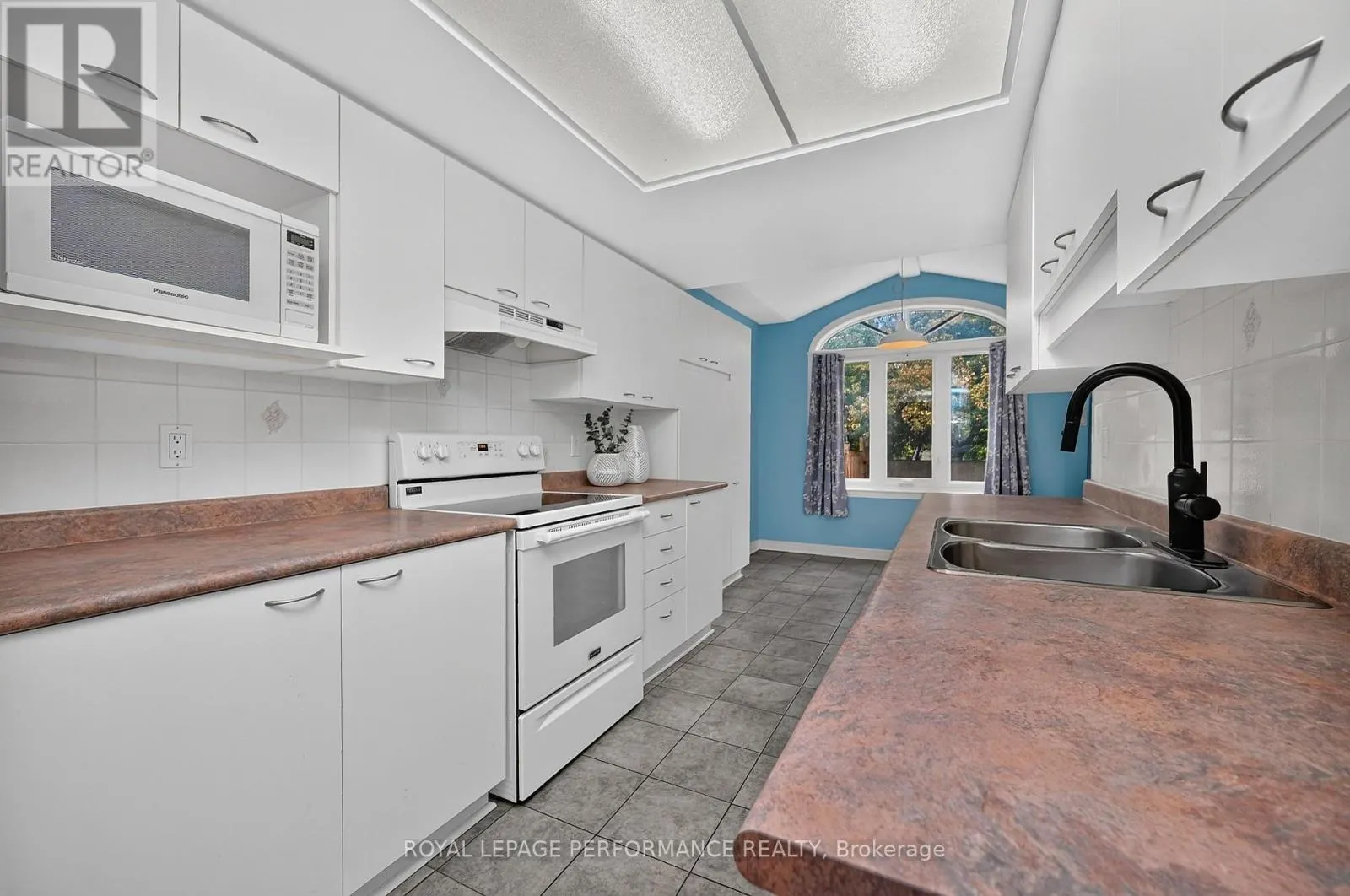 59 GRENADIER WAY