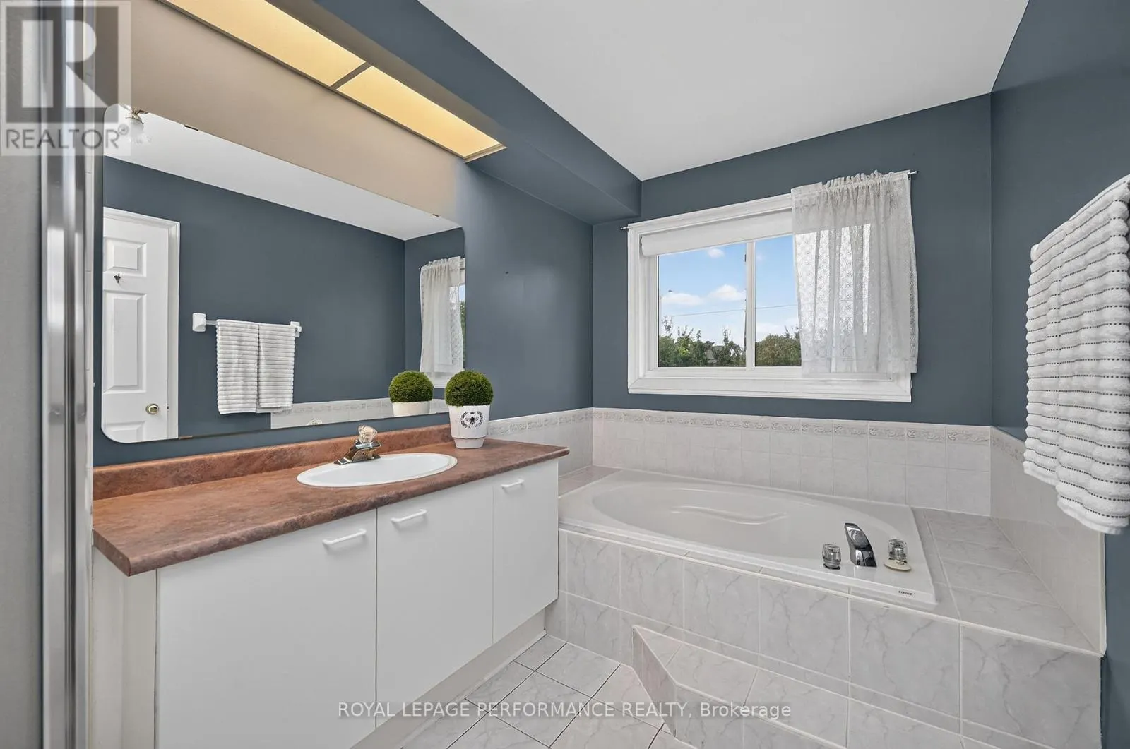 59 GRENADIER WAY