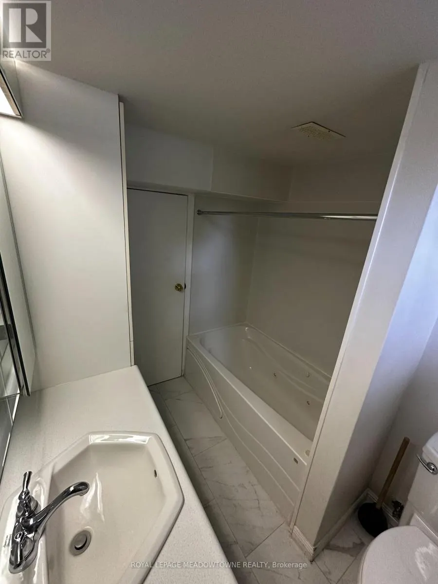 LOWER - 44 LAURIS AVENUE E