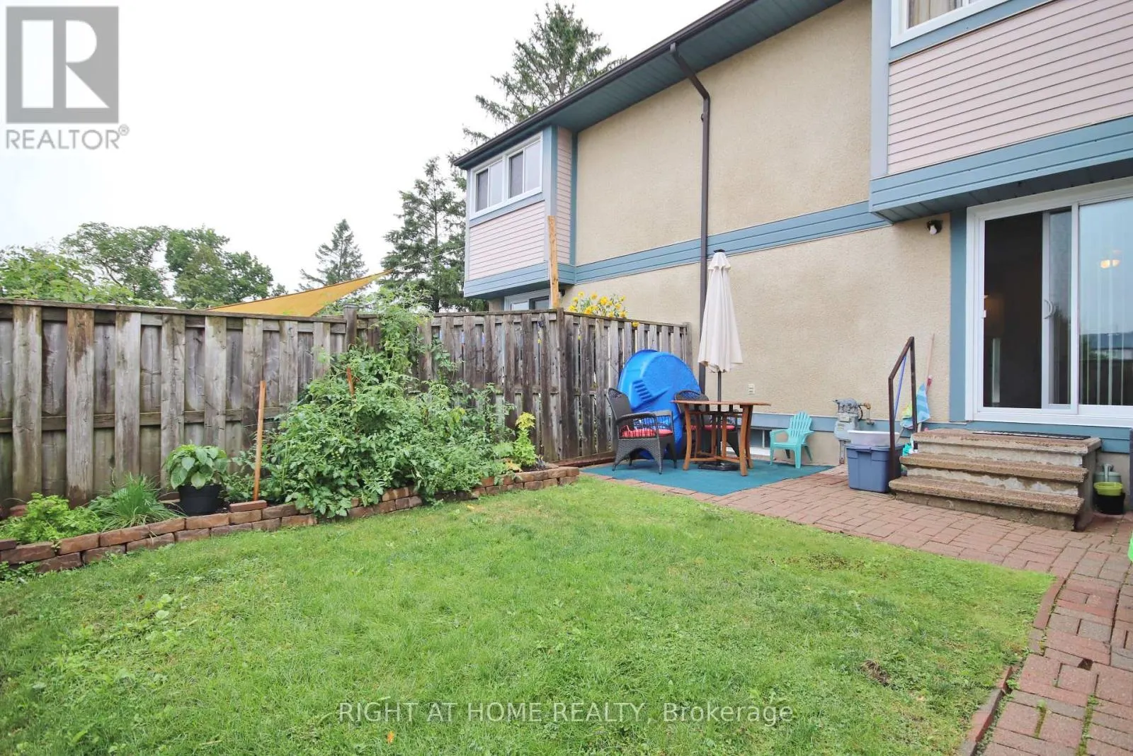 27 - 3250 UPLANDS DRIVE