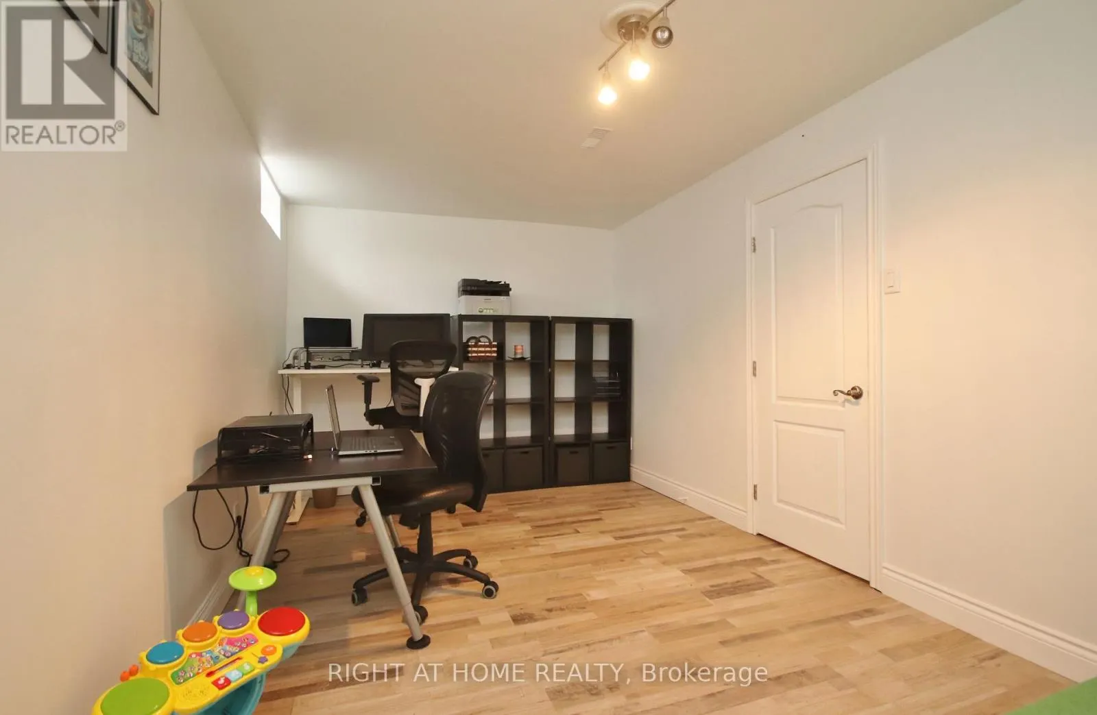 27 - 3250 UPLANDS DRIVE