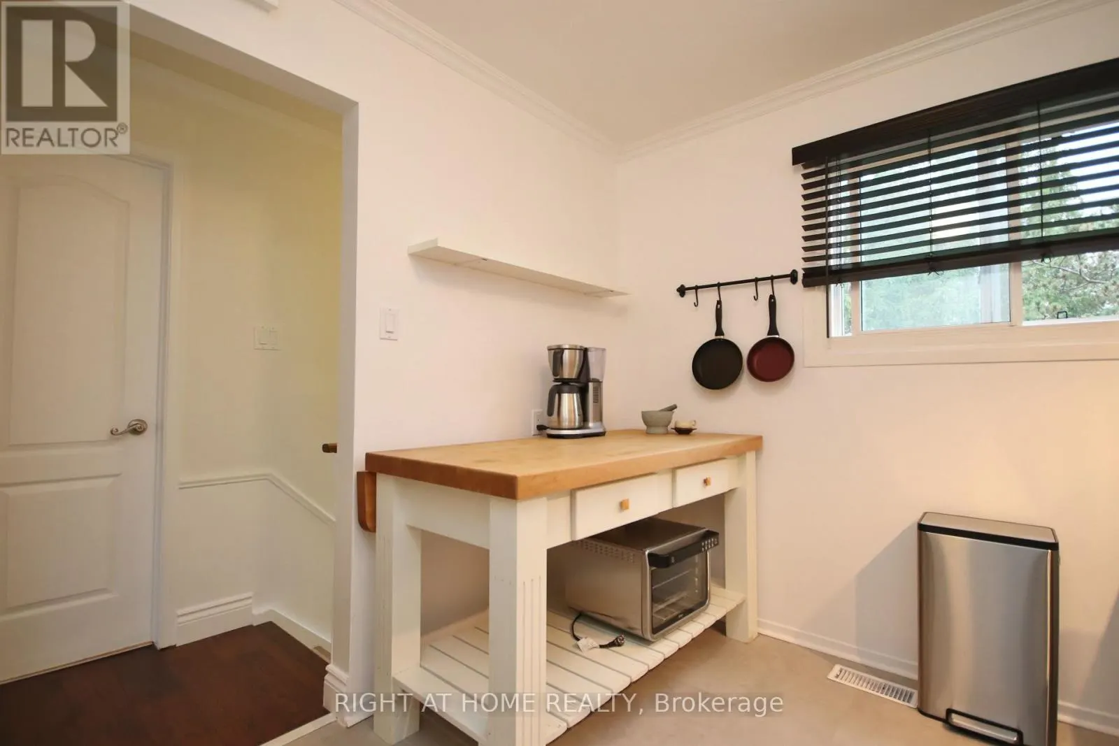 27 - 3250 UPLANDS DRIVE