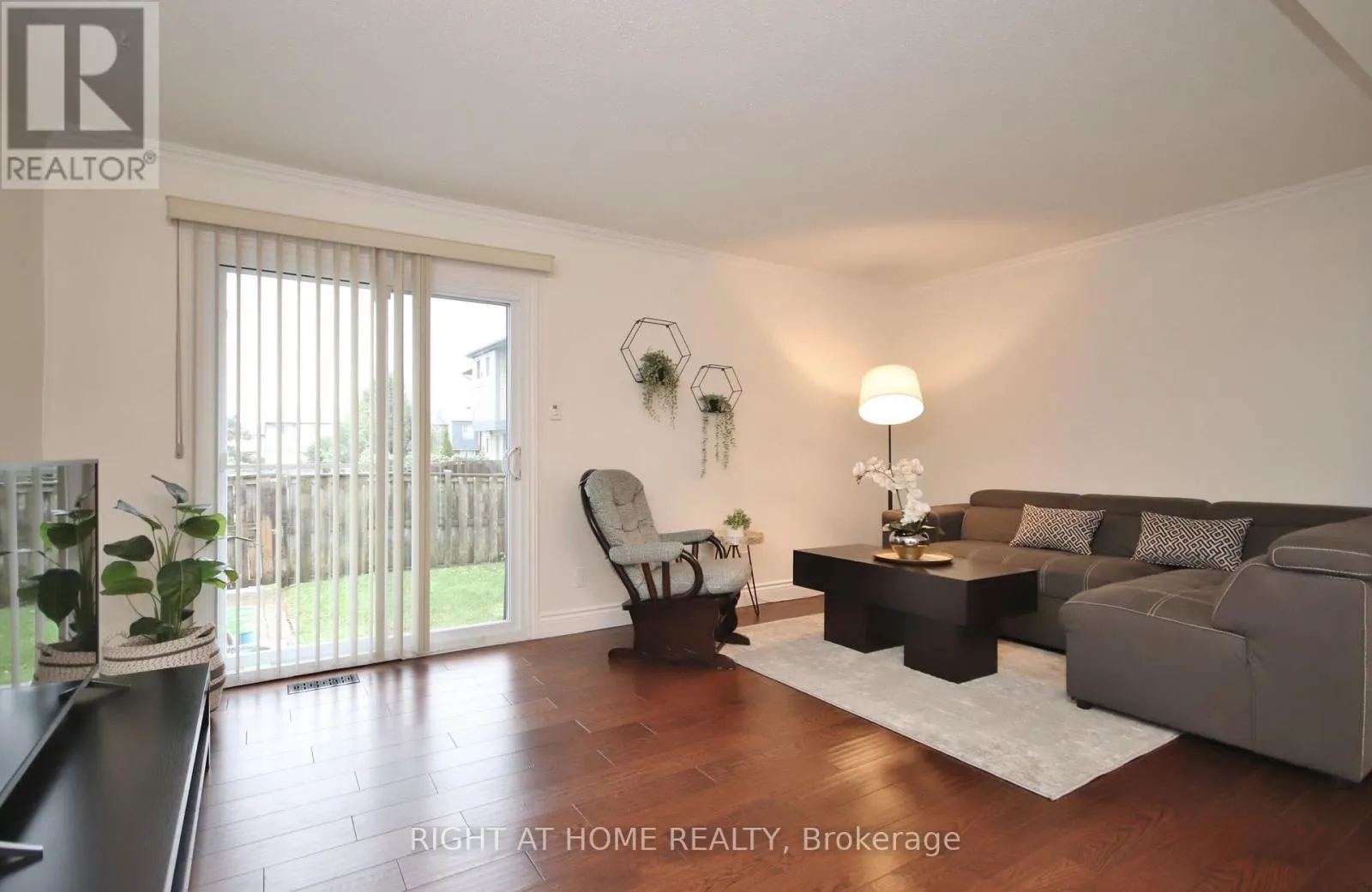 27 - 3250 UPLANDS DRIVE