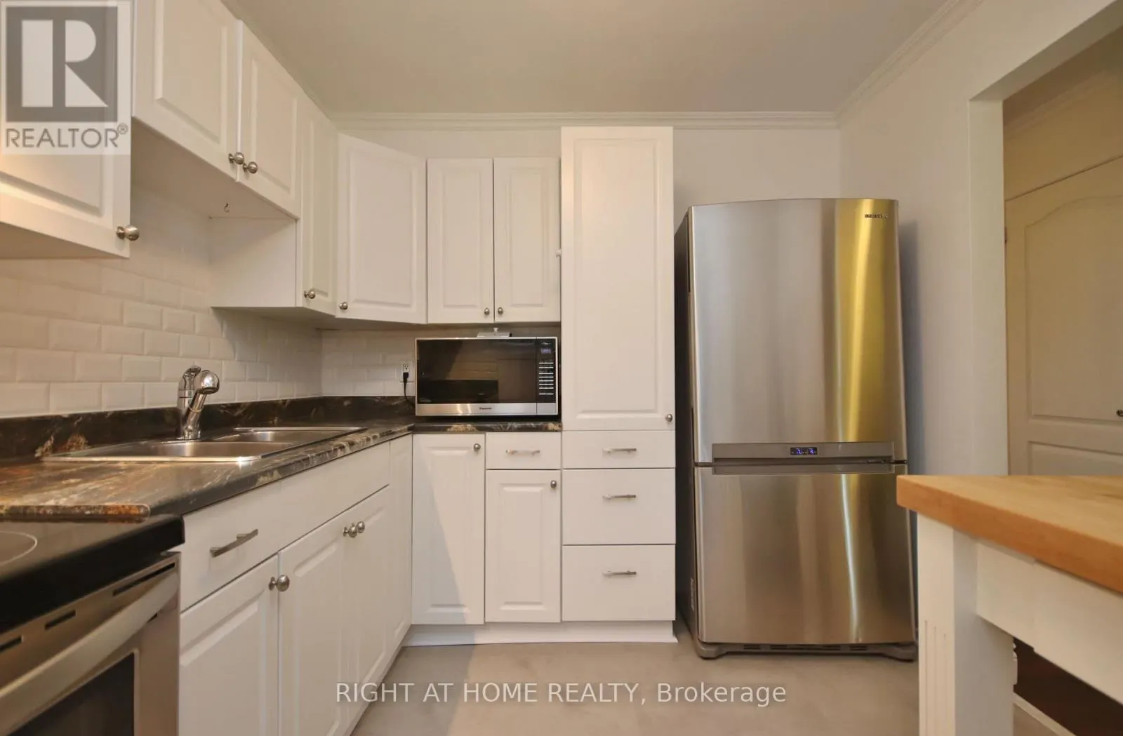 27 - 3250 UPLANDS DRIVE