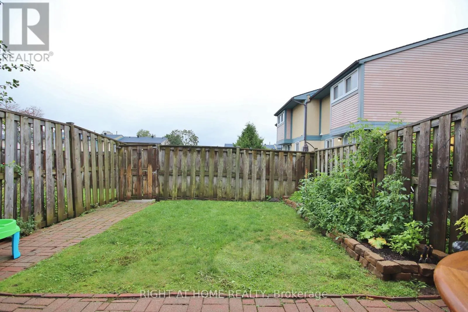27 - 3250 UPLANDS DRIVE