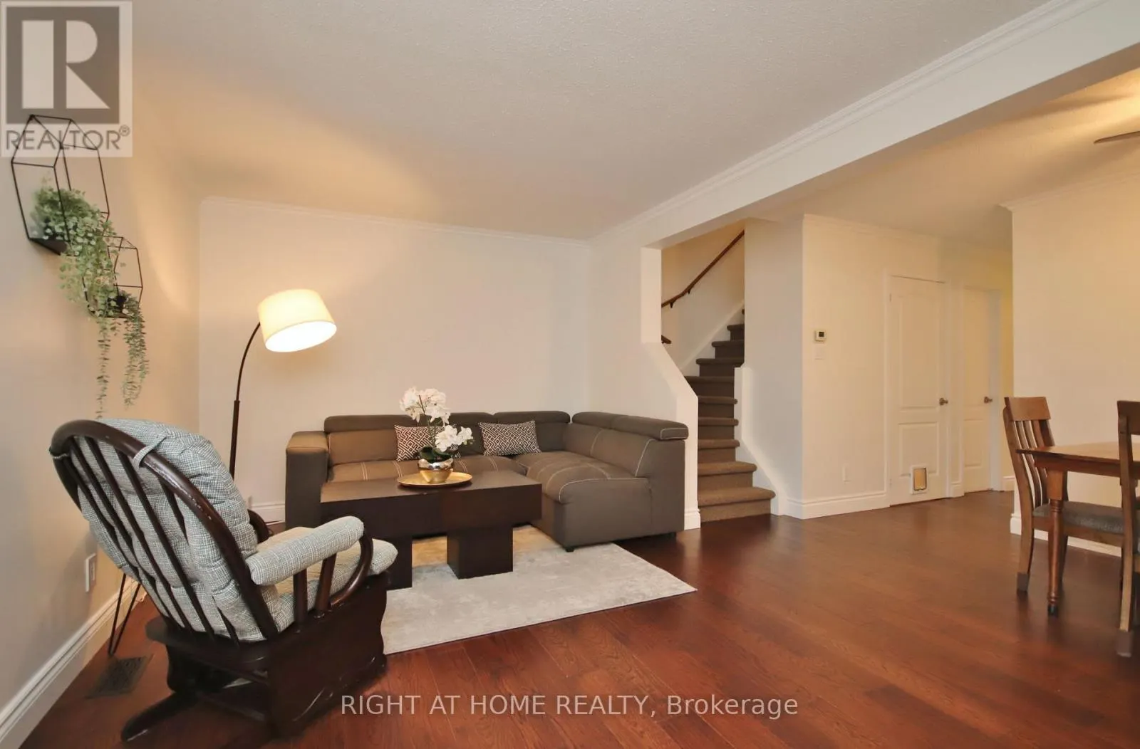 27 - 3250 UPLANDS DRIVE