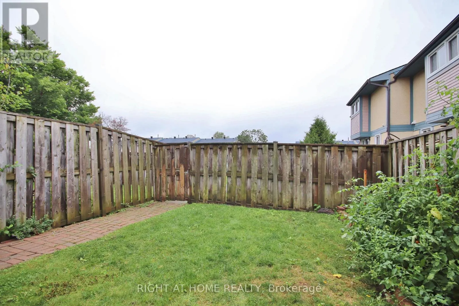 27 - 3250 UPLANDS DRIVE