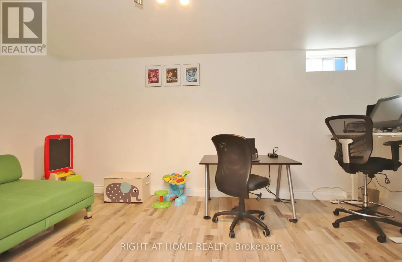 27 - 3250 UPLANDS DRIVE