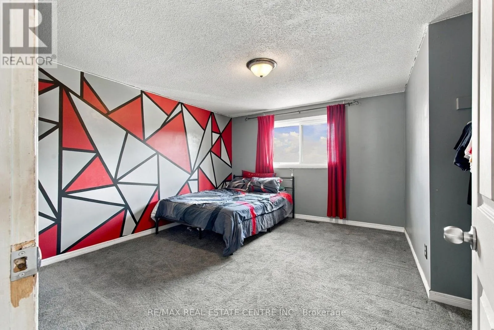 135 CEDARHILL CRESCENT