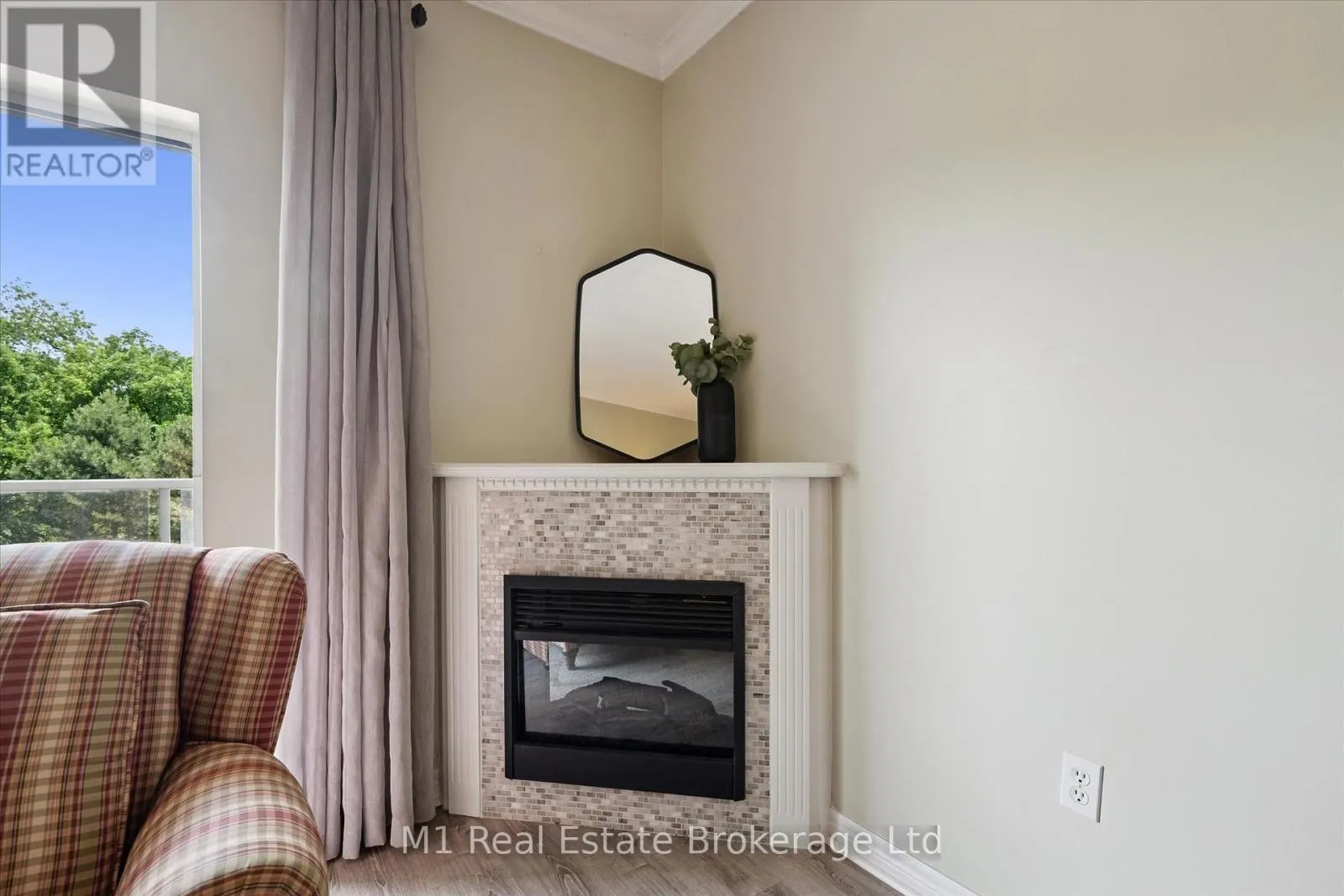 207 - 60 WYNDHAM STREET S #207