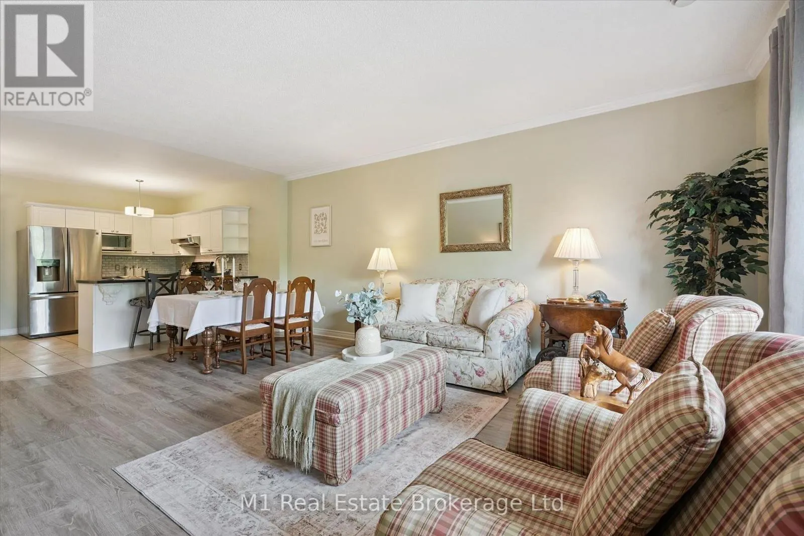 207 - 60 WYNDHAM STREET S #207