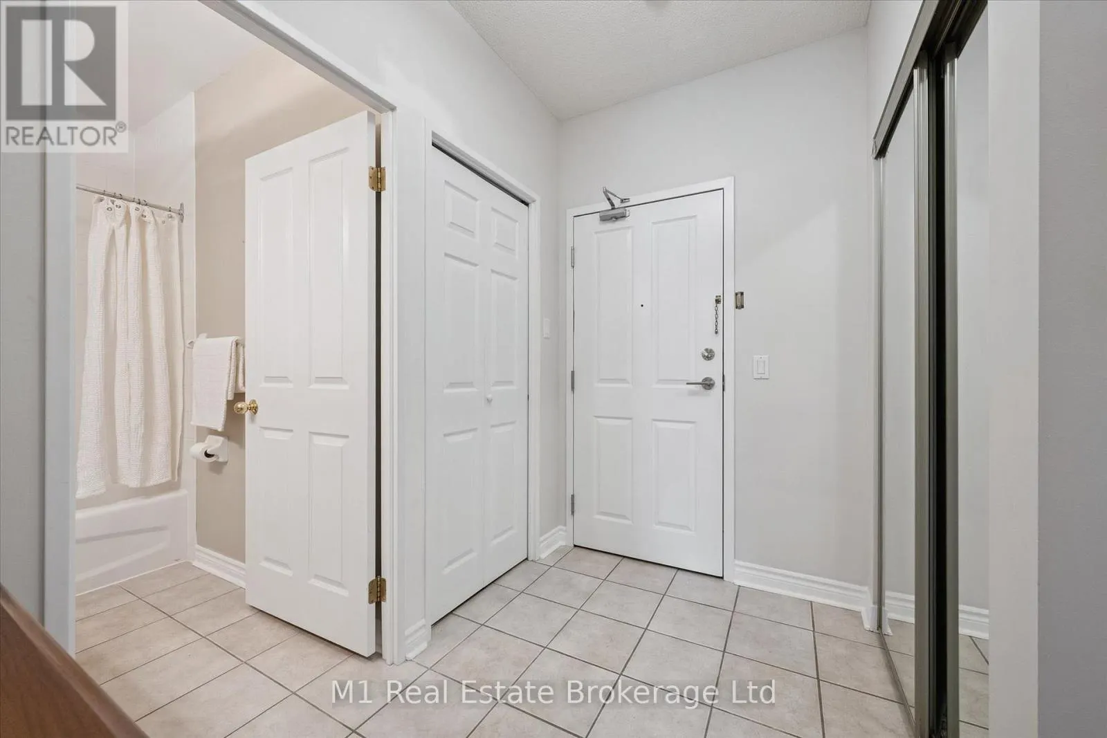 207 - 60 WYNDHAM STREET S #207