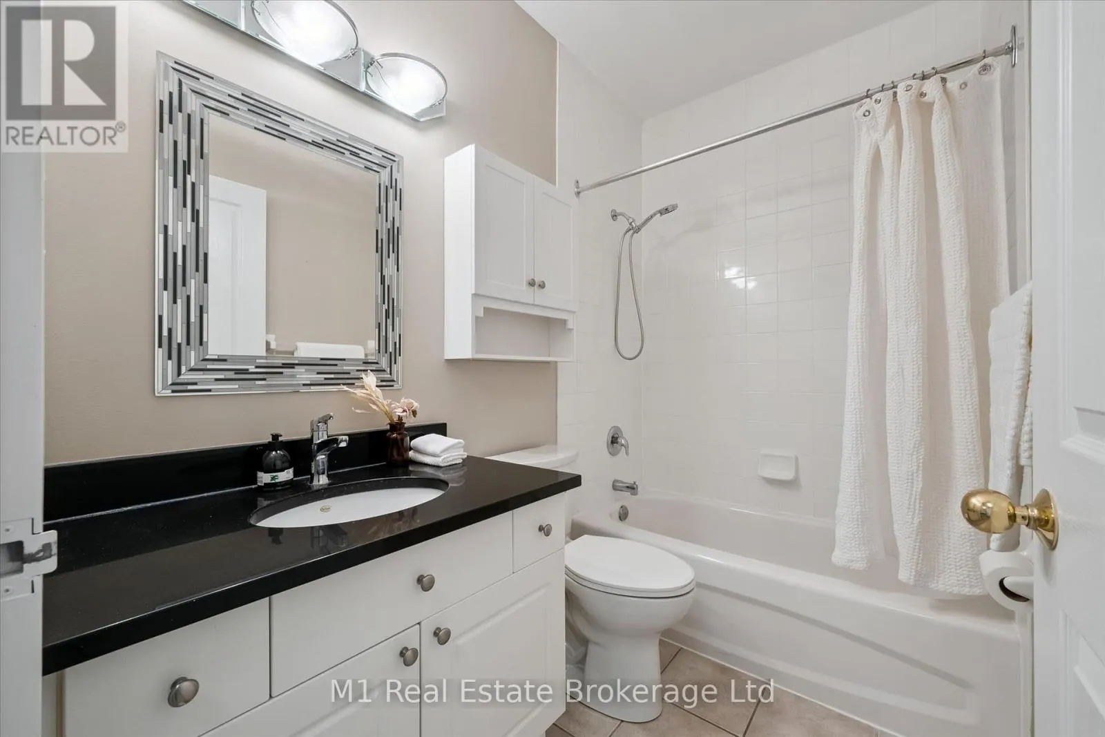 207 - 60 WYNDHAM STREET S #207
