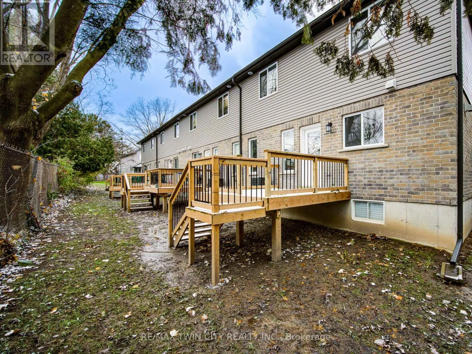 17 - 343 HURON STREET