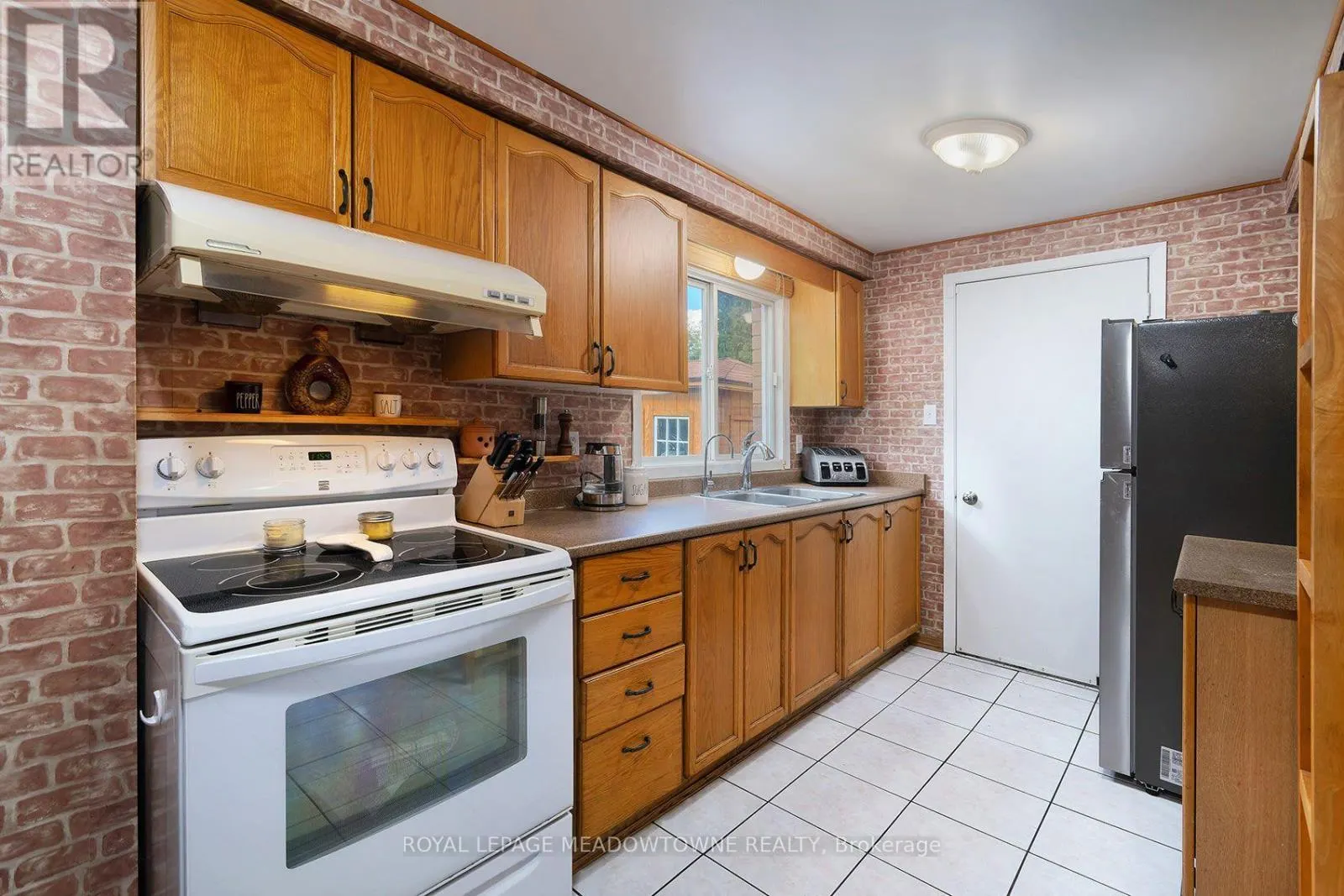 209 ELMIRA ROAD S
