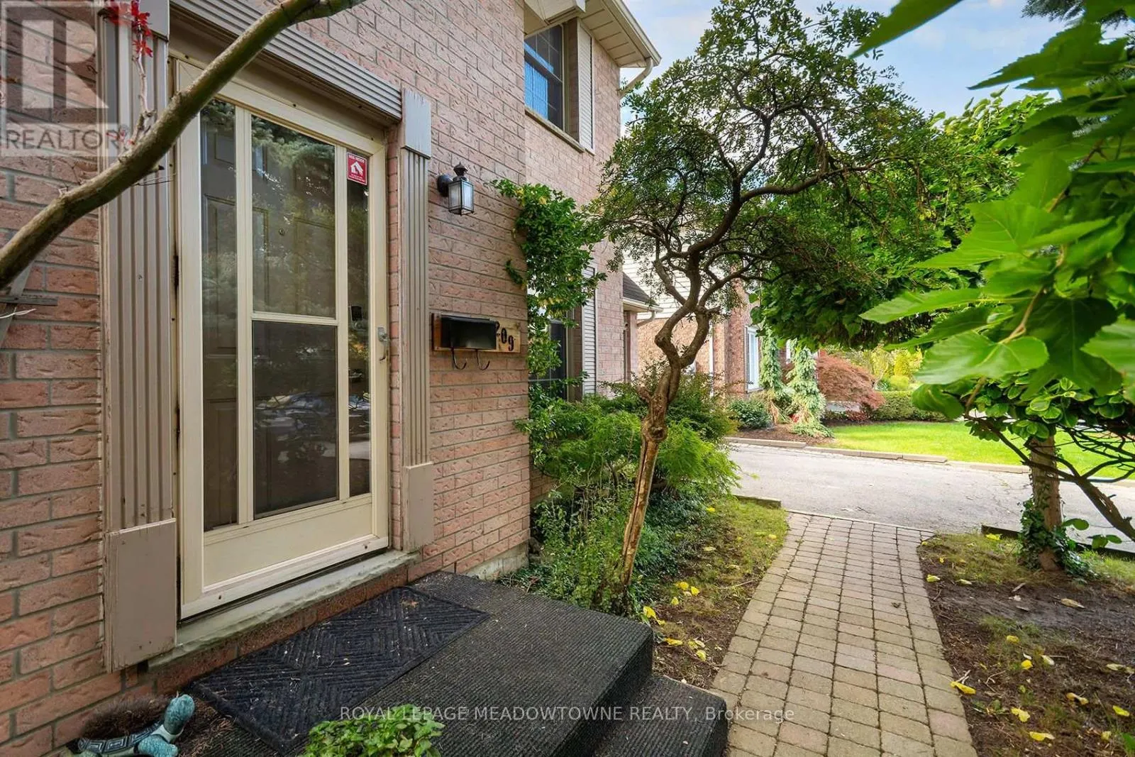 209 ELMIRA ROAD S