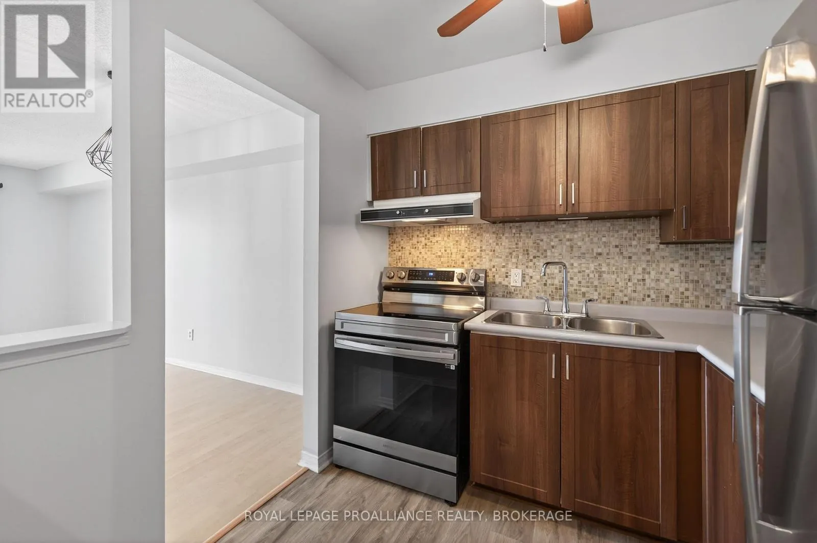 313 - 310 KINGSDALE AVENUE #313