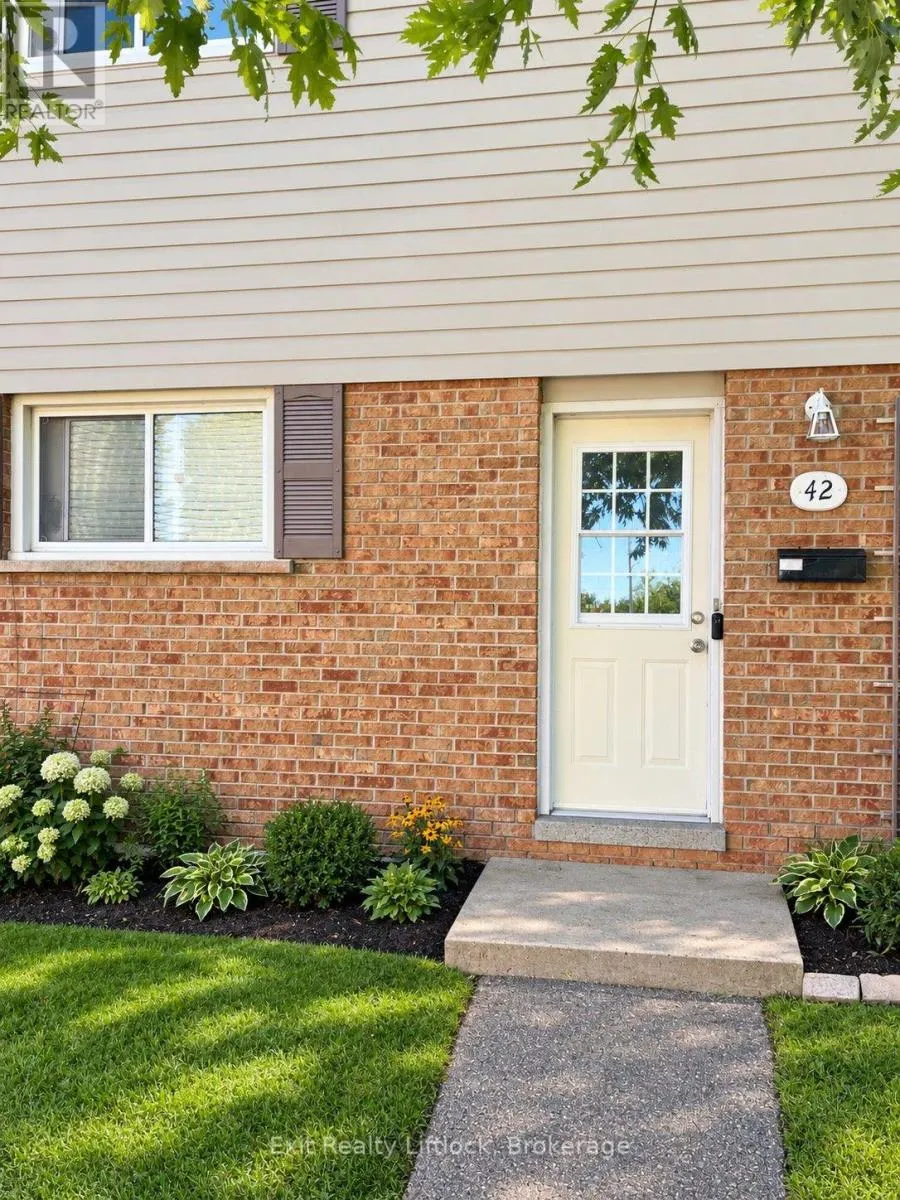 42 - 996 SYDENHAM ROAD #42