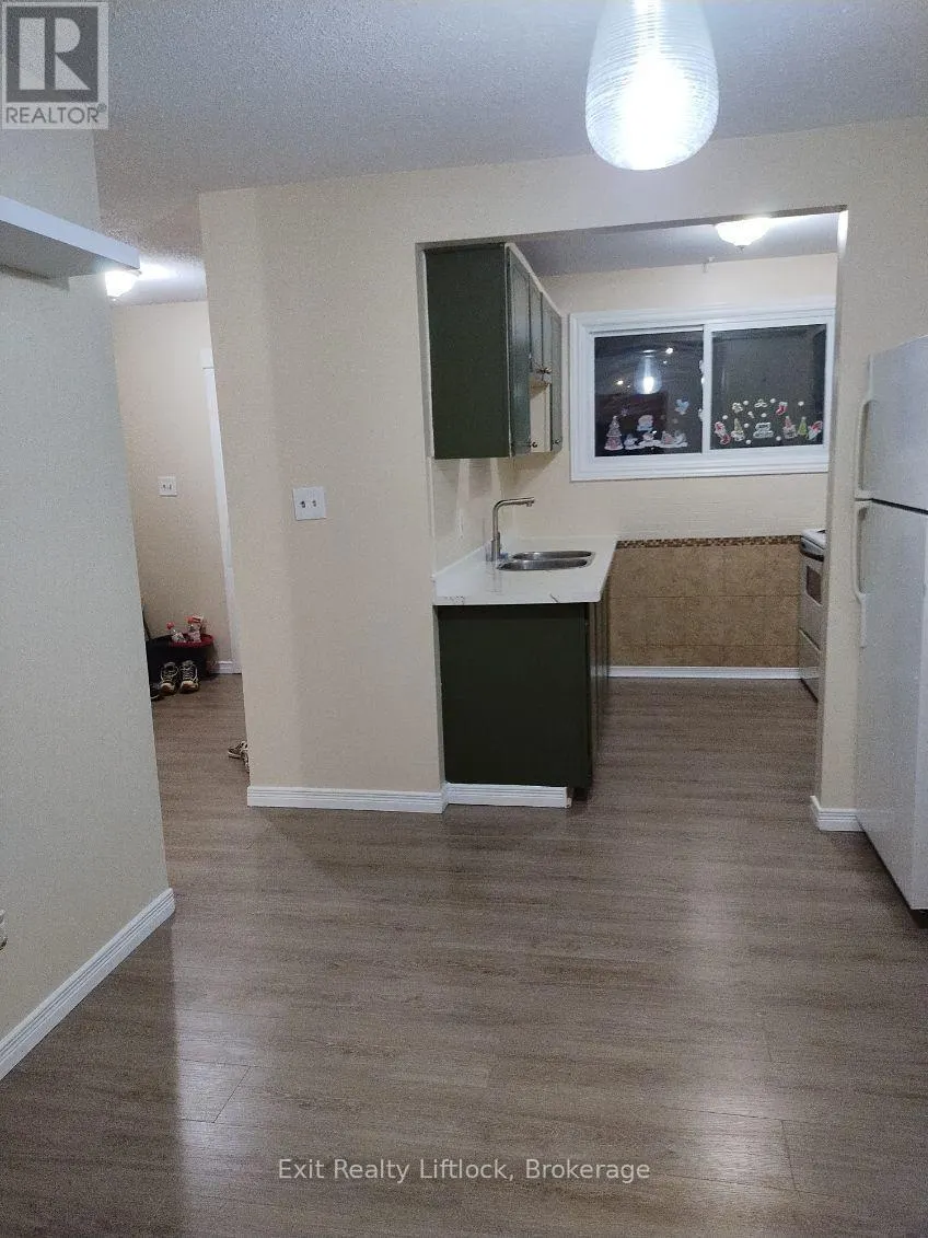 42 - 996 SYDENHAM ROAD #42