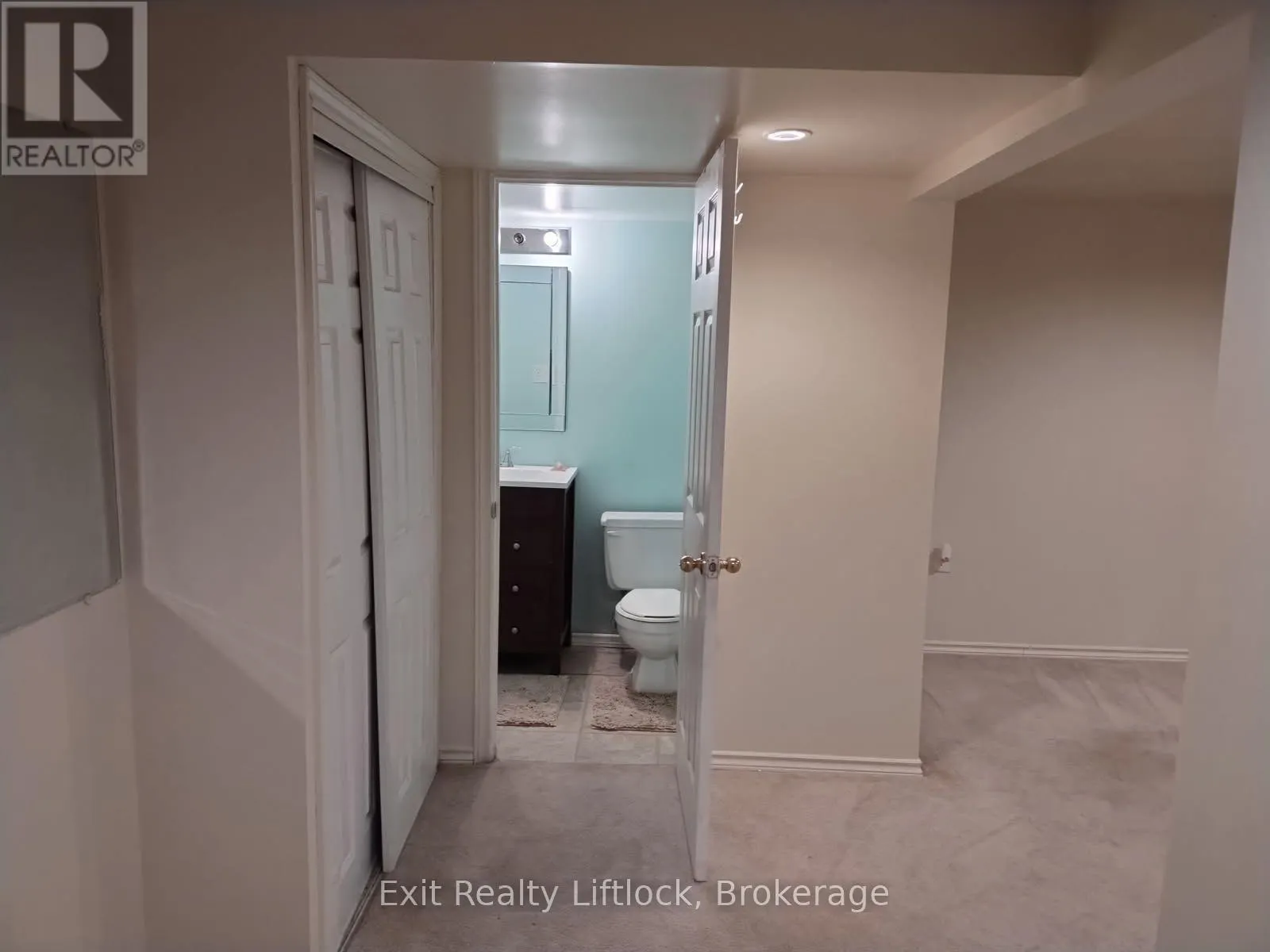 42 - 996 SYDENHAM ROAD #42