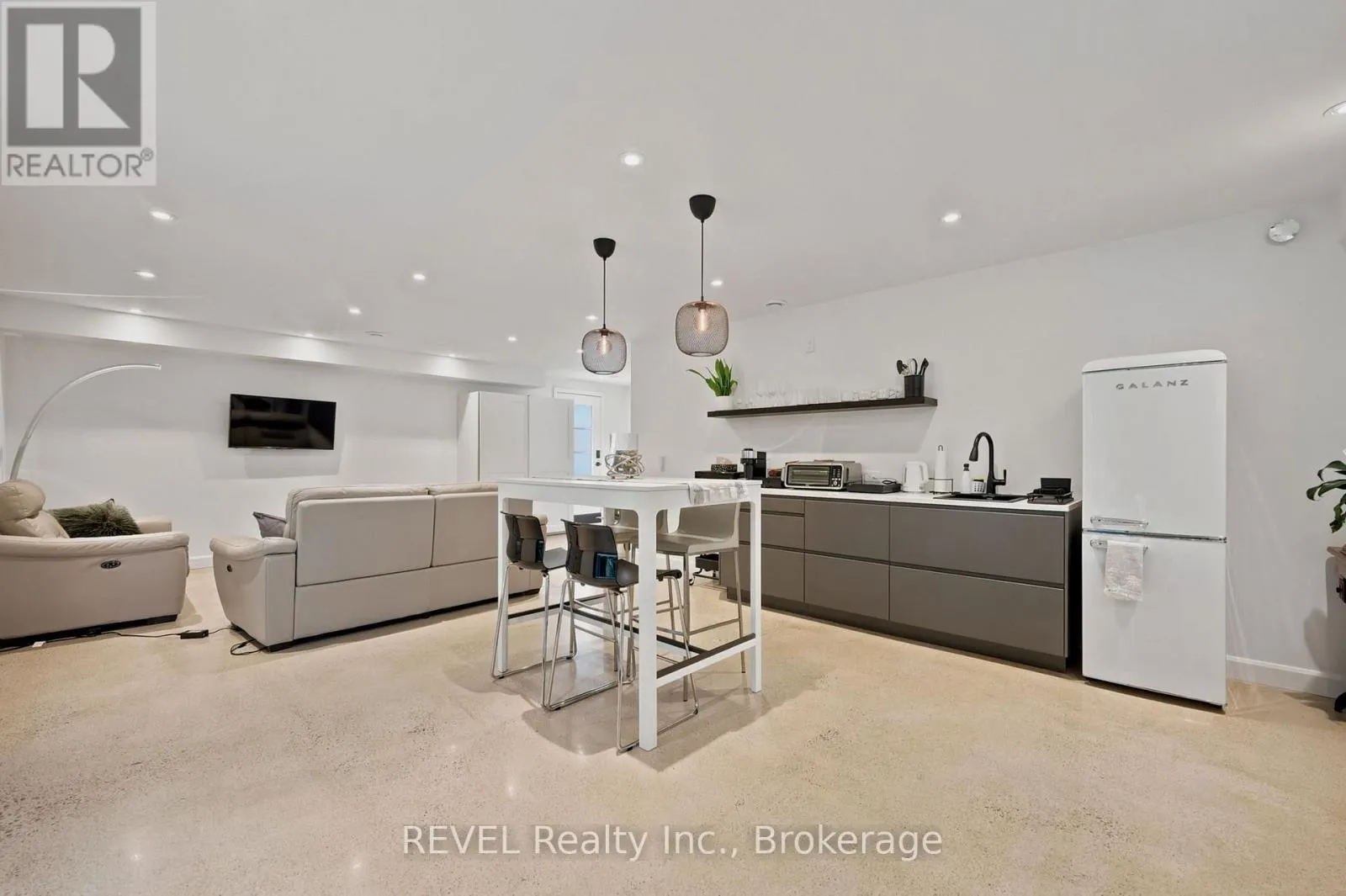 81 MACKENZIE KING AVENUE