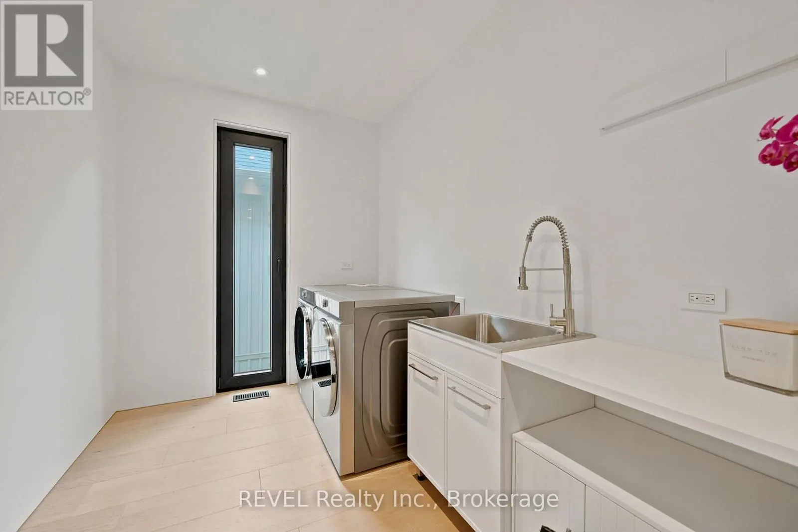 81 MACKENZIE KING AVENUE