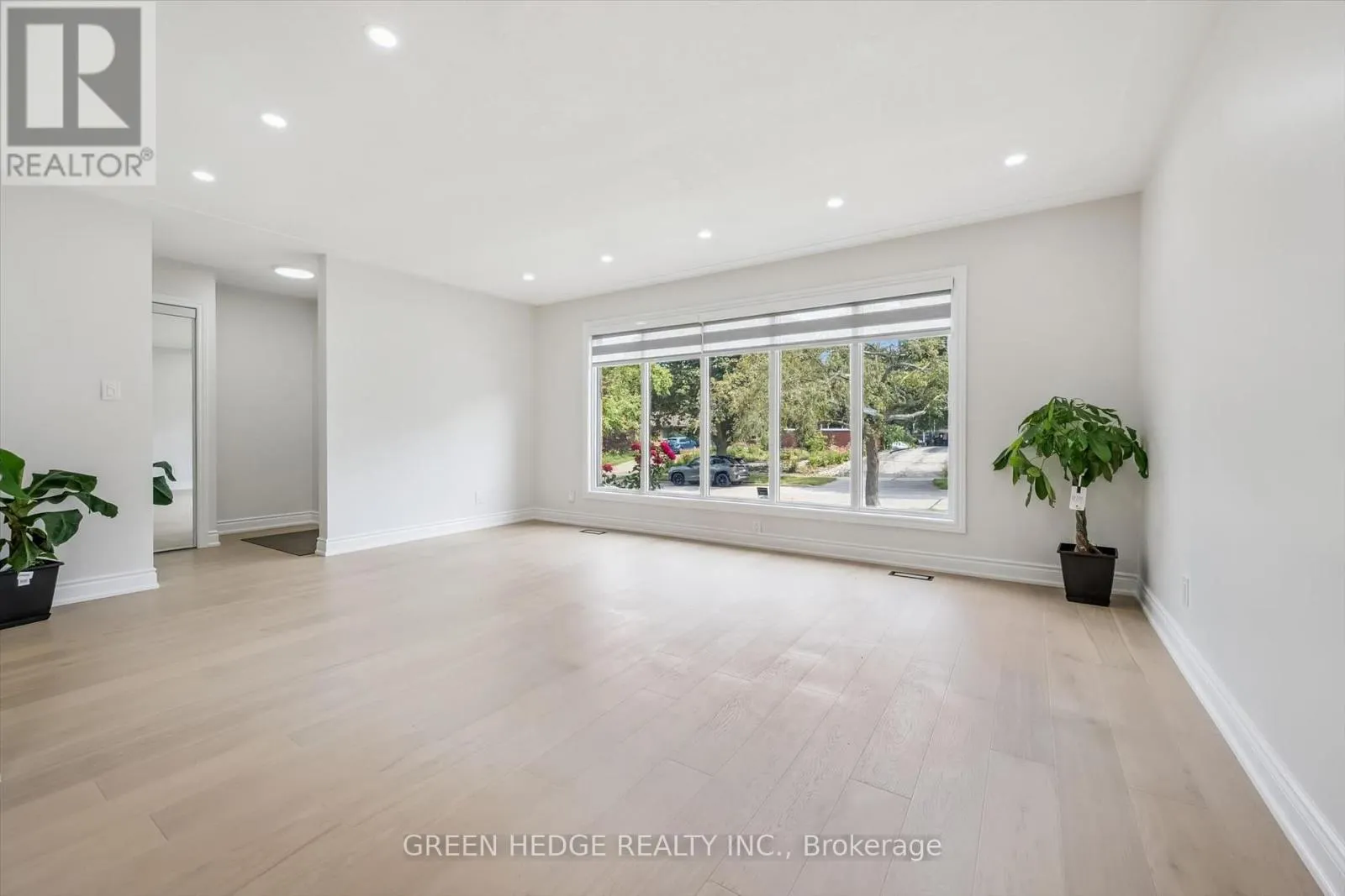 385 VILLAGE CRESCENT