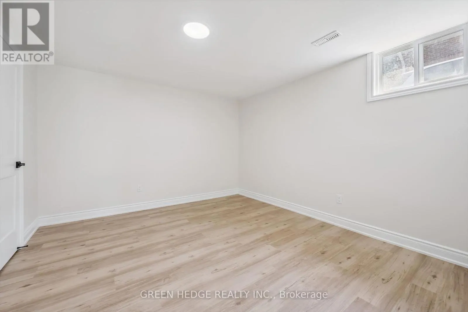 385 VILLAGE CRESCENT