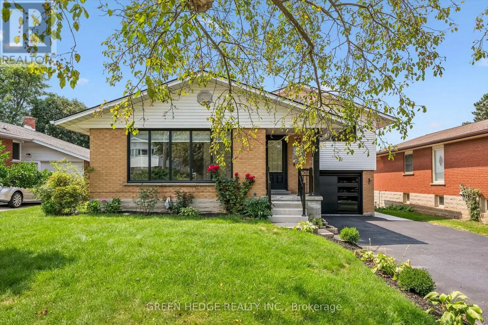 385 VILLAGE CRESCENT