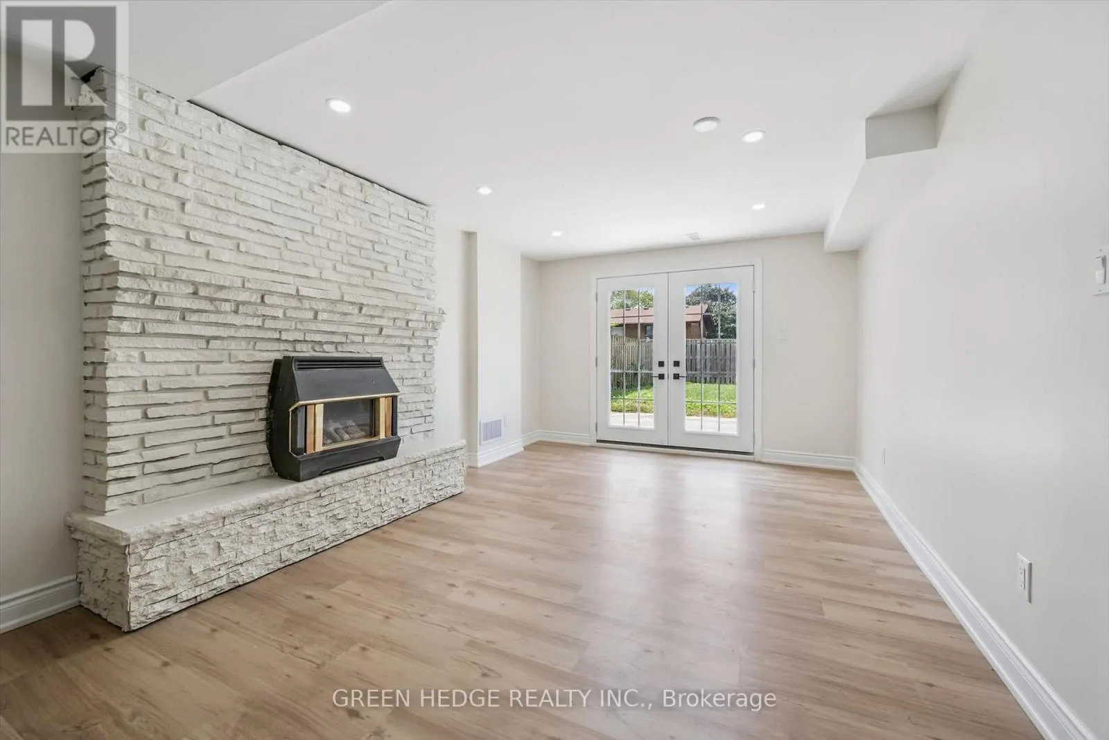 385 VILLAGE CRESCENT