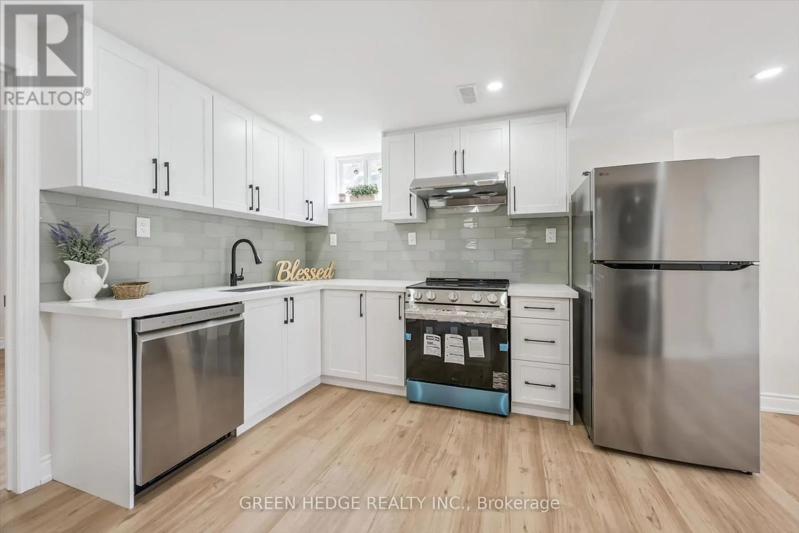 385 VILLAGE CRESCENT