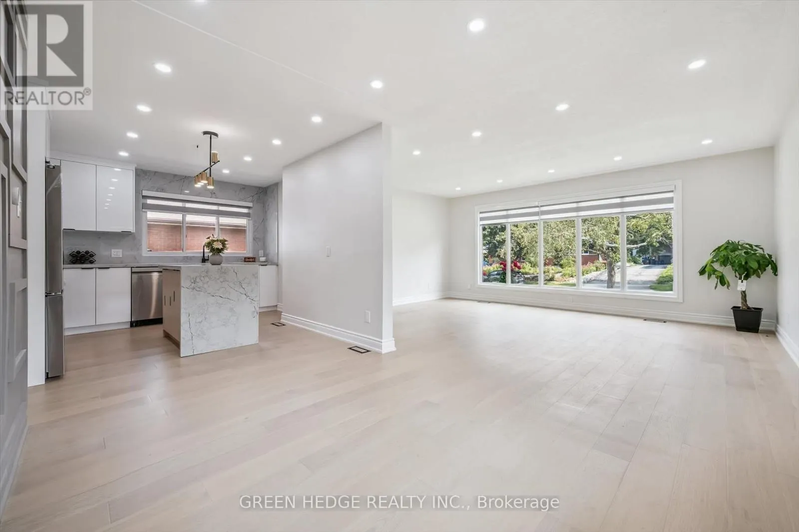 385 VILLAGE CRESCENT