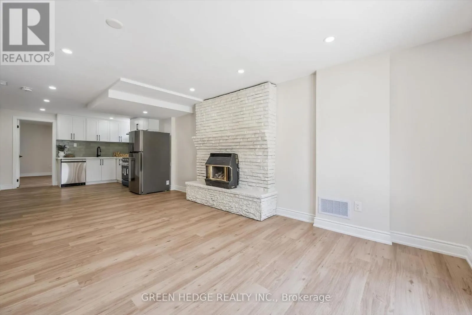 385 VILLAGE CRESCENT