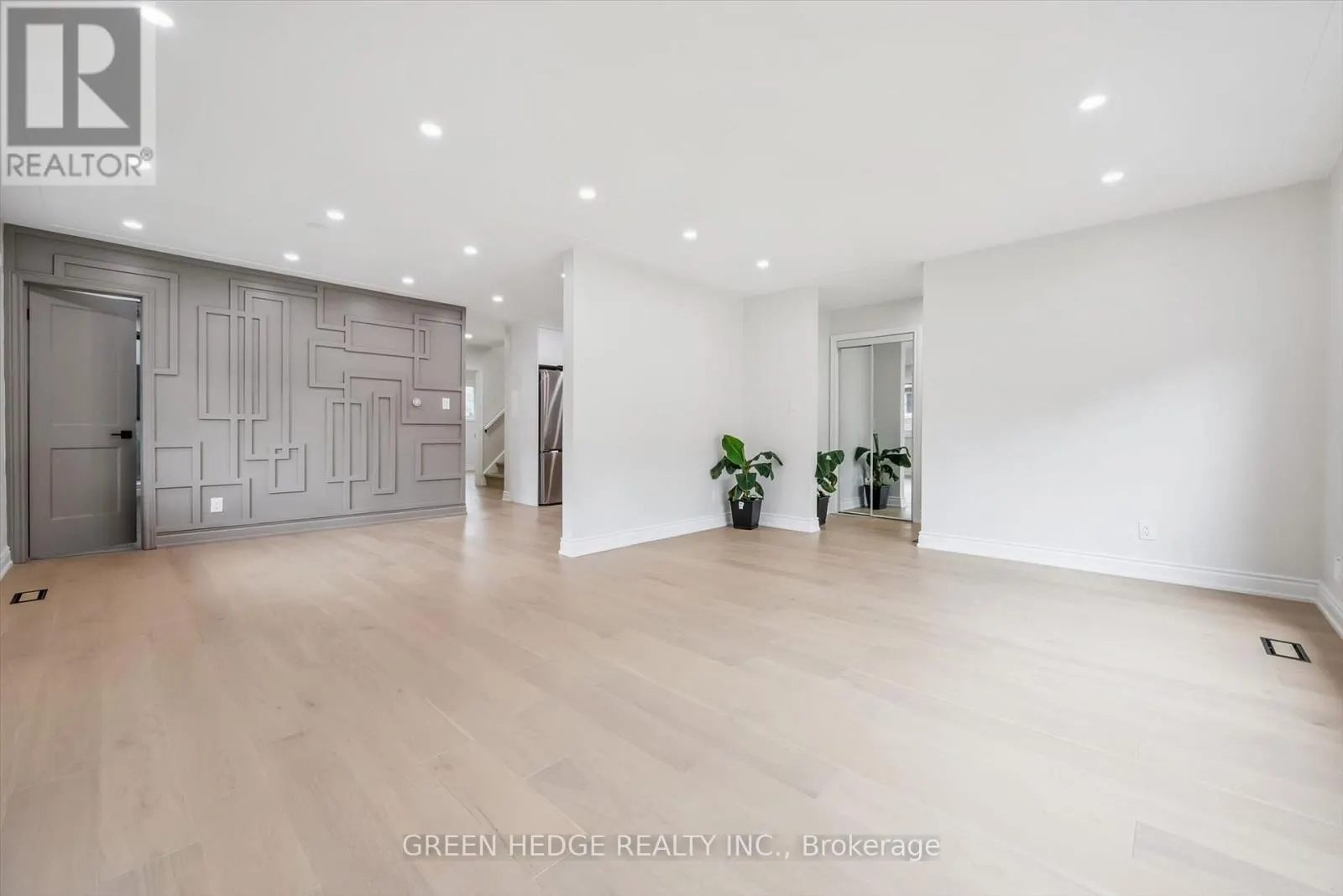 385 VILLAGE CRESCENT
