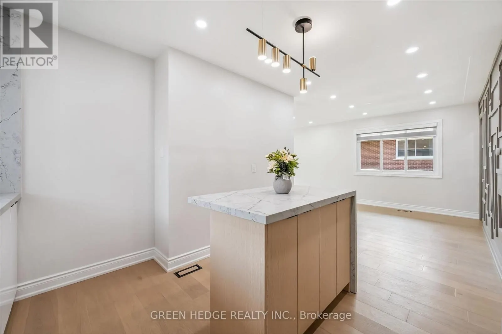 385 VILLAGE CRESCENT