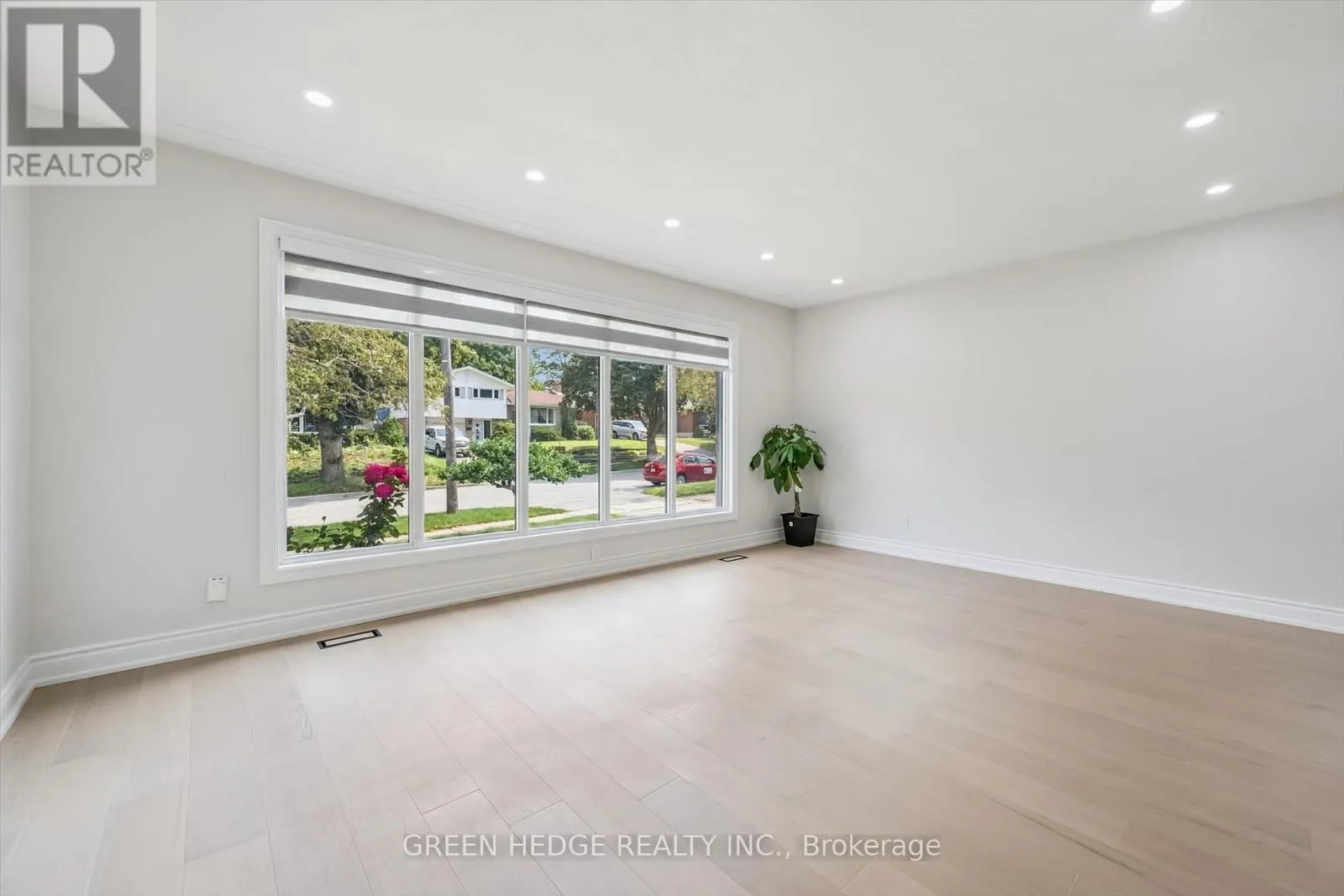 385 VILLAGE CRESCENT