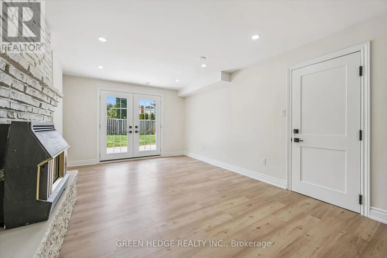 385 VILLAGE CRESCENT