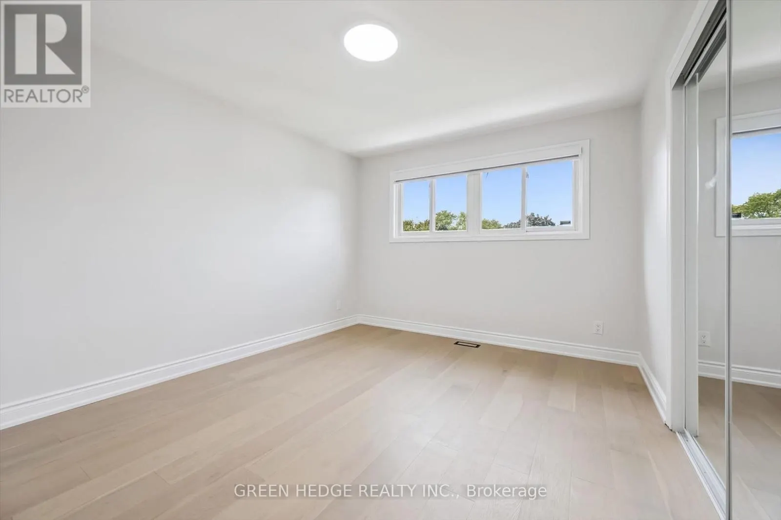 385 VILLAGE CRESCENT