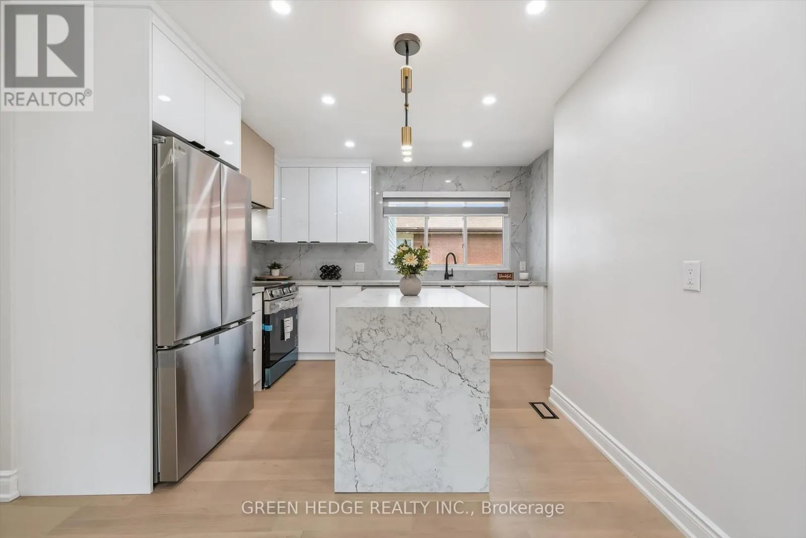 385 VILLAGE CRESCENT