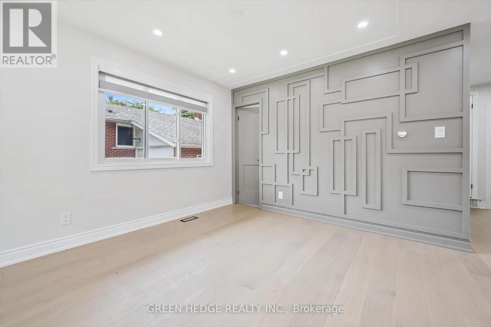 385 VILLAGE CRESCENT