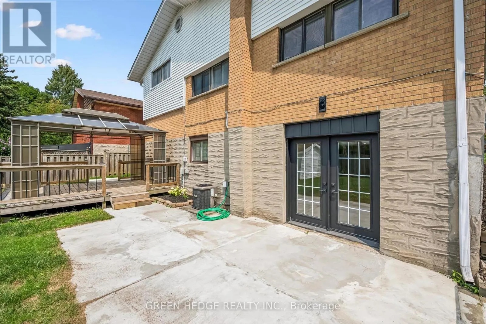385 VILLAGE CRESCENT