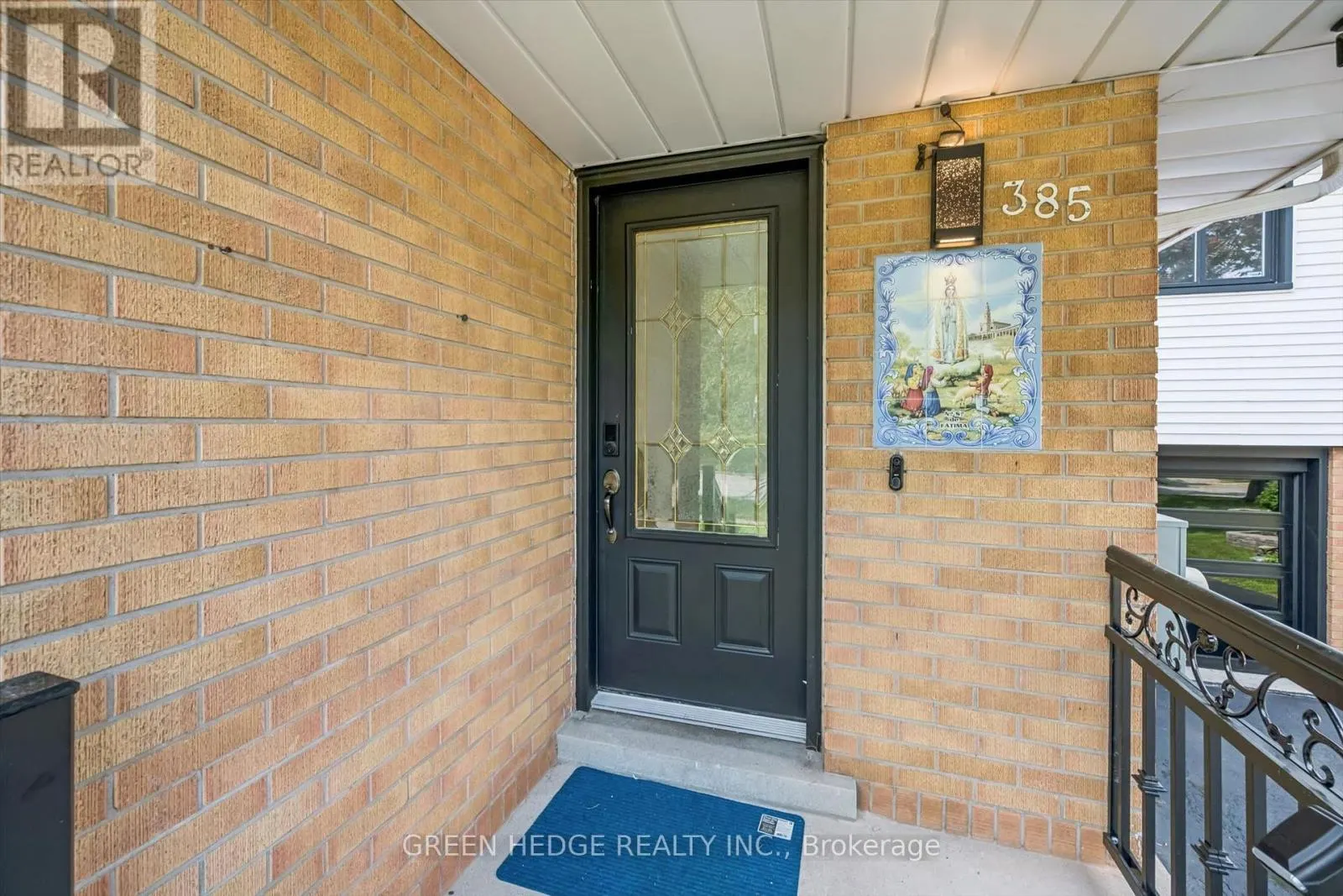 385 VILLAGE CRESCENT