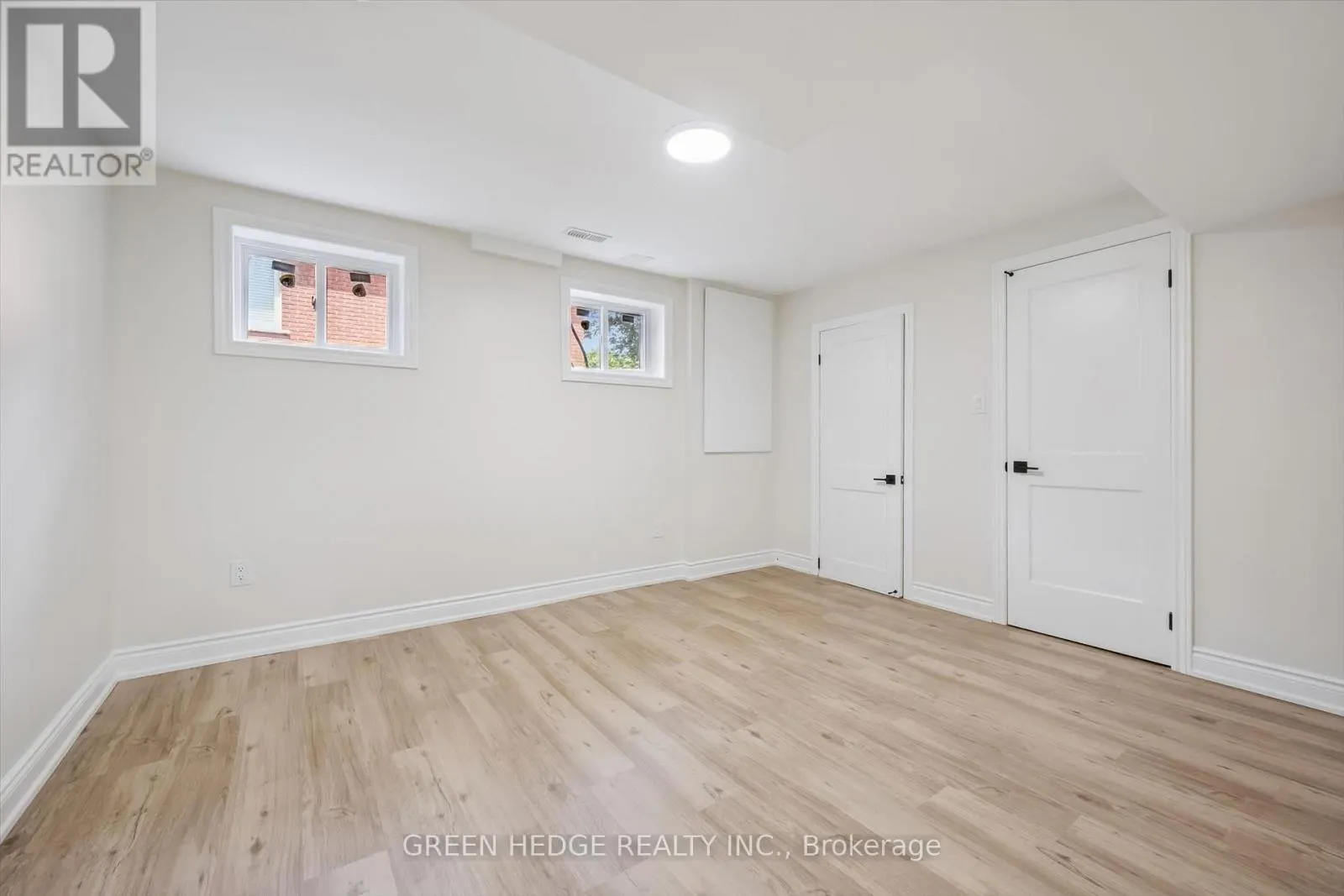 385 VILLAGE CRESCENT