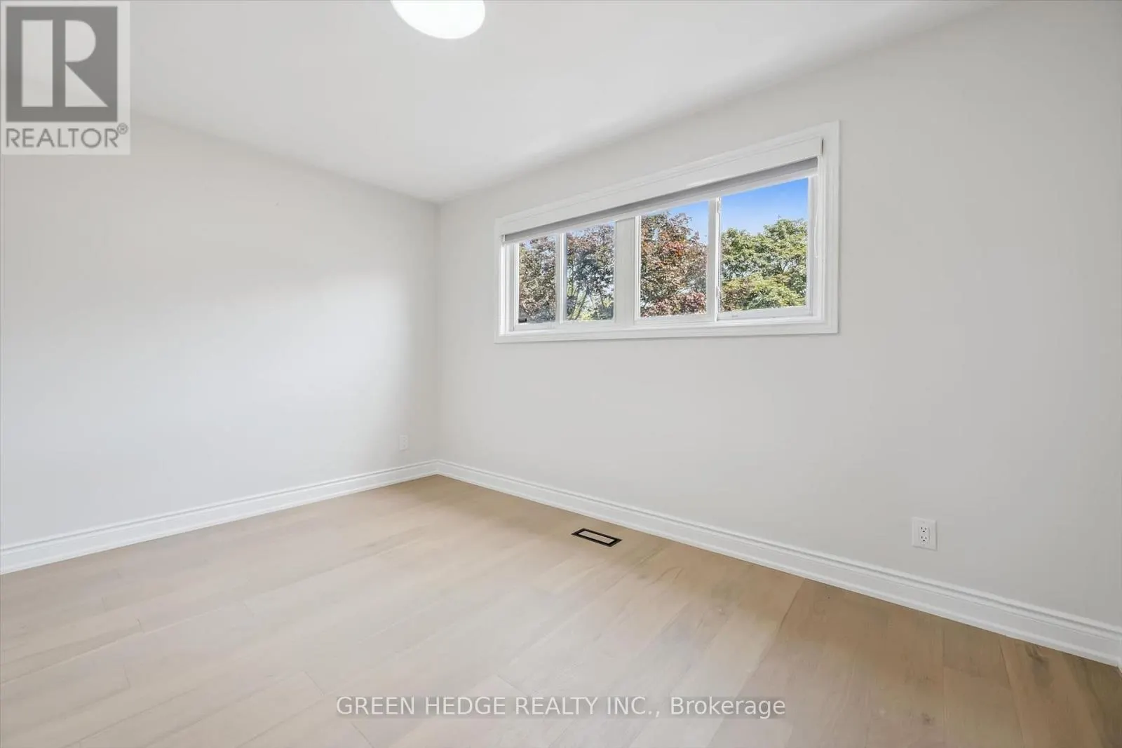 385 VILLAGE CRESCENT