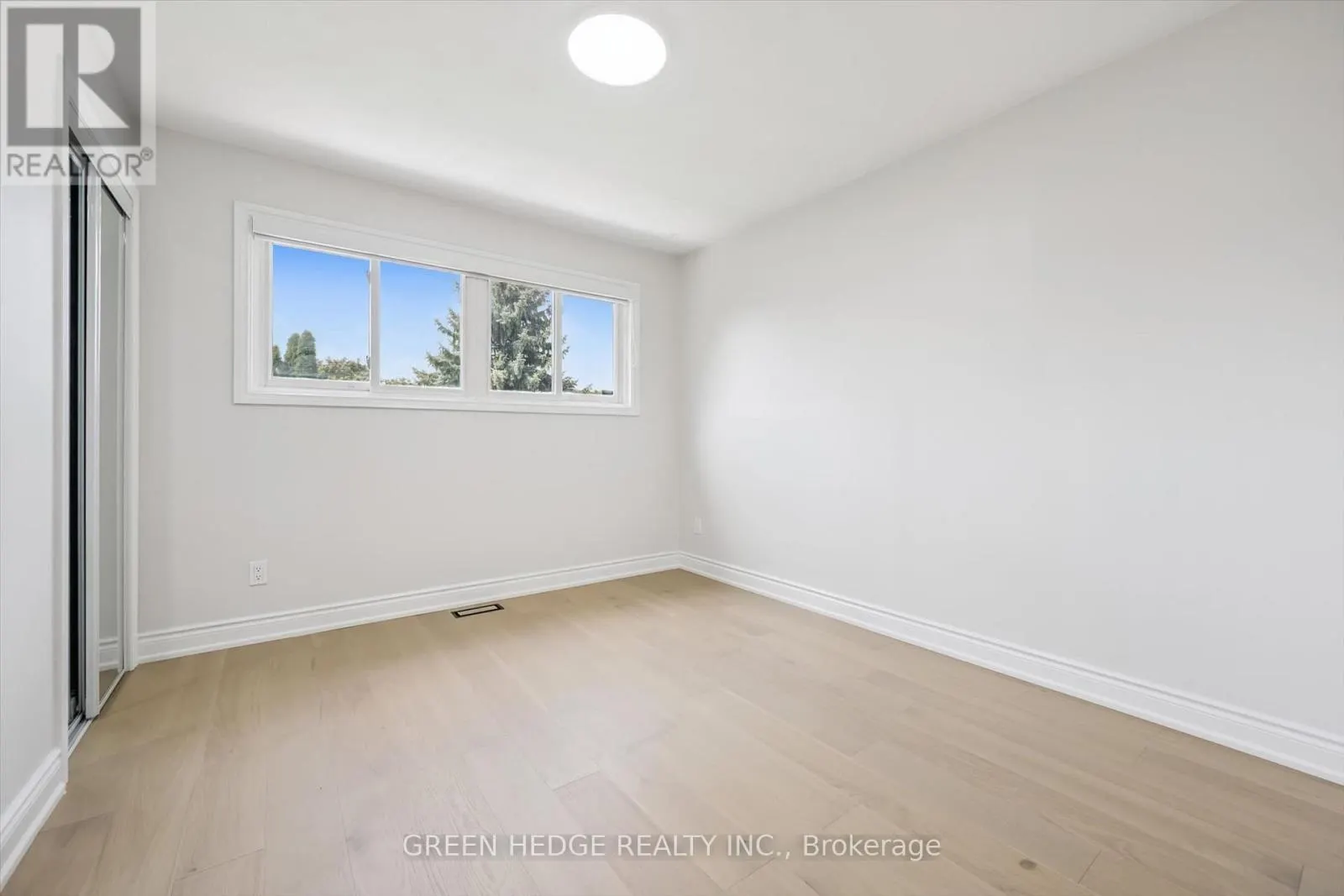 385 VILLAGE CRESCENT