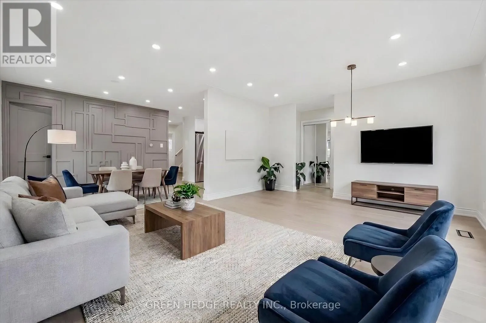 385 VILLAGE CRESCENT