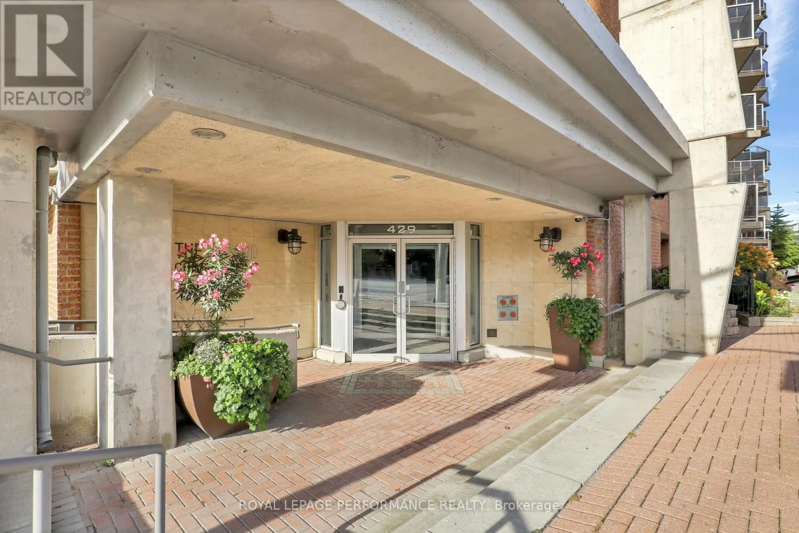 712 - 429 SOMERSET STREET W