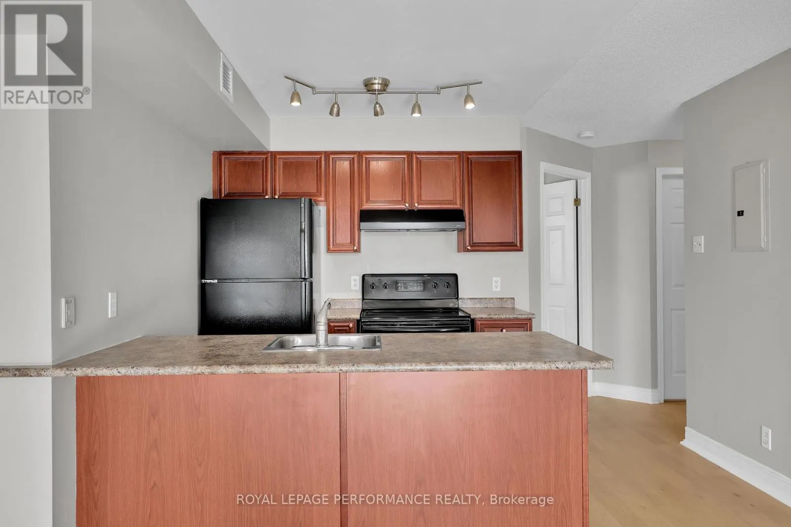 712 - 429 SOMERSET STREET W