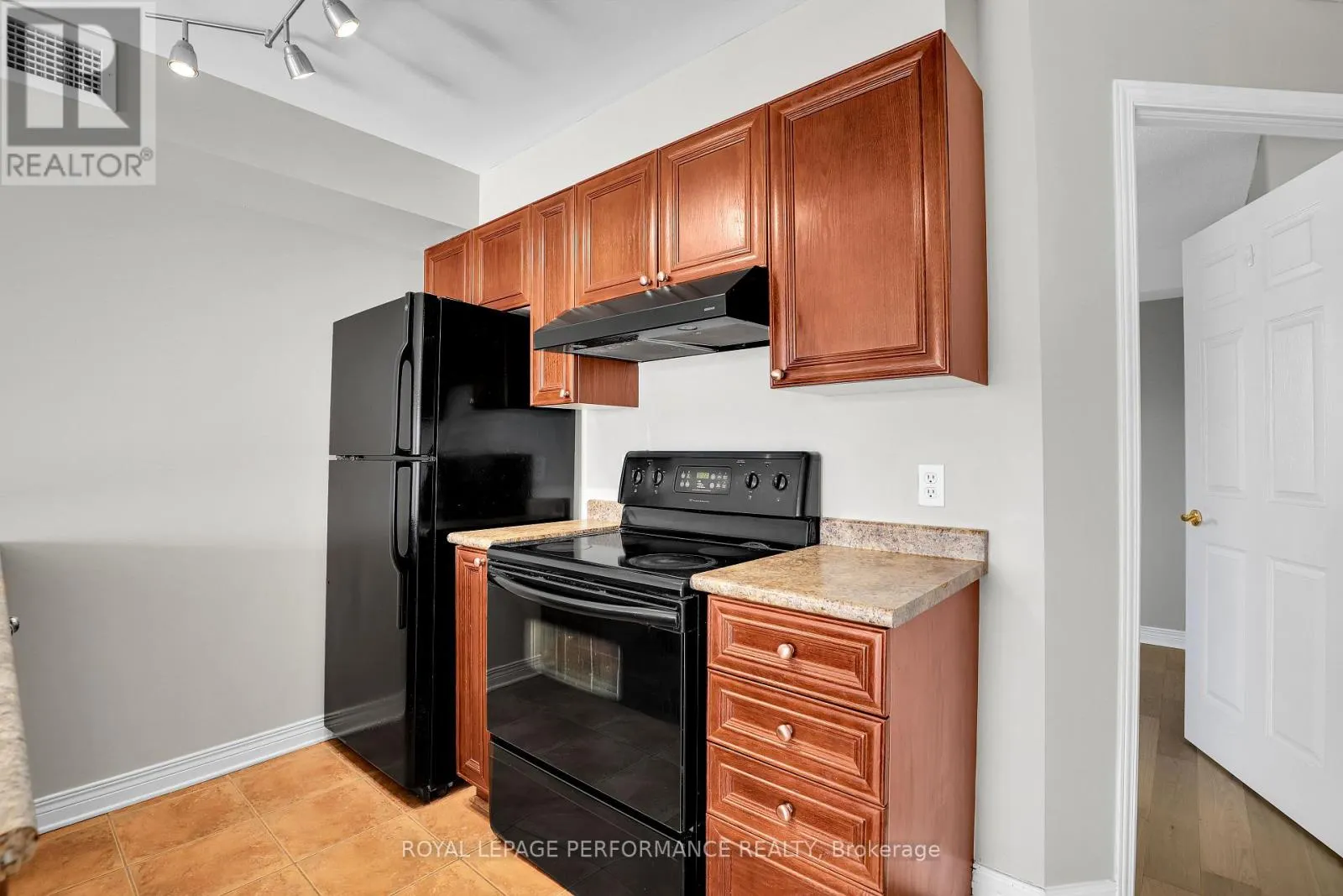 712 - 429 SOMERSET STREET W