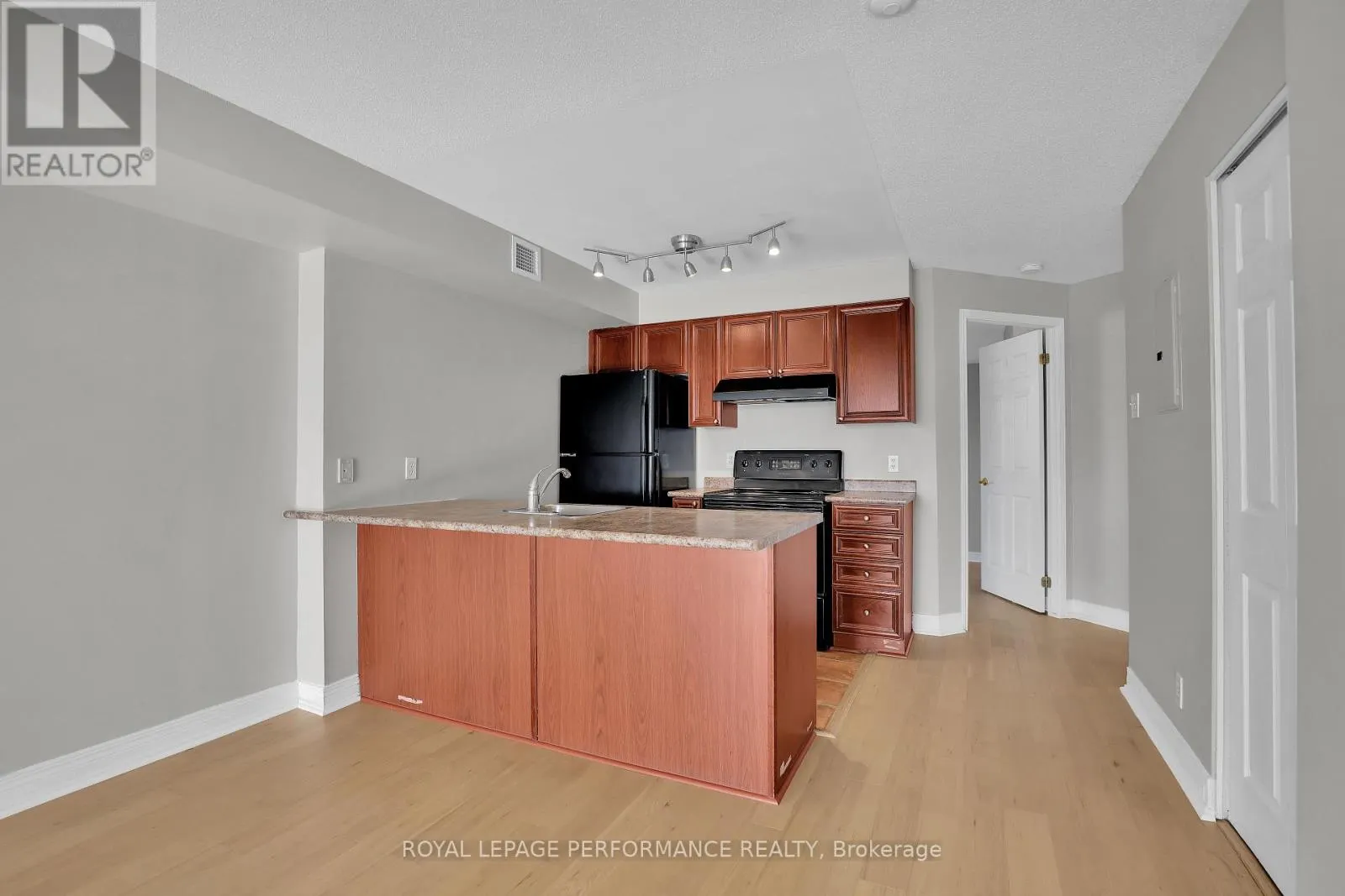 712 - 429 SOMERSET STREET W